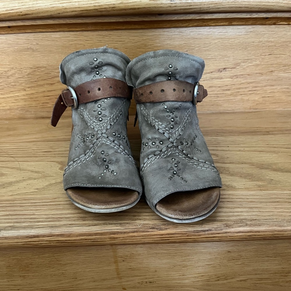 Zip up sandal/ booty